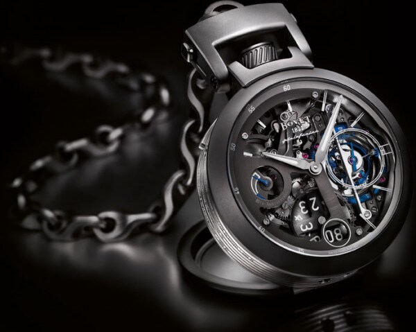 The case, a revisited version of the Amadeo, transforms from a wristwatch to a pocket watch or a table clock © Bovet