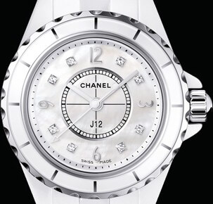 J12 29 mm. White ceramic and steel case. Dial set with 8 diamond indexes, white mother-of-pearl © Chanel
