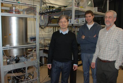 Right to left: Pierre Thomann, Director of the Time-Frequency Laboratory at Neuchâtel University, and father of the FOCS, with two members of his team, Laurent Devenoges and Gianni Di Domenico. Prof. Thomann is currently testing FOCS-2 © Fabrice Eschman