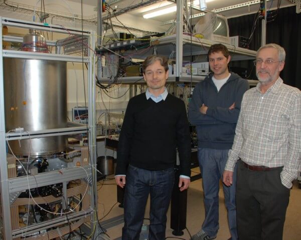 Right to left: Pierre Thomann, Director of the Time-Frequency Laboratory at Neuchâtel University, and father of the FOCS, with two members of his team, Laurent Devenoges and Gianni Di Domenico. Prof. Thomann is currently testing FOCS-2 © Fabrice Eschman