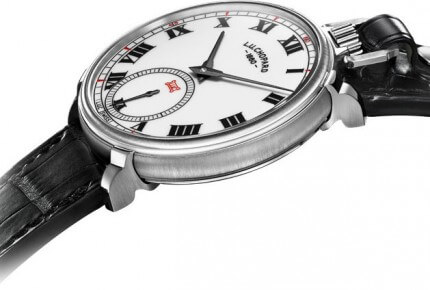The L.U.C Louis-Ulysse The Tribute anniversary watch stands out with its crown and bow at 12 o'clock © Chopard