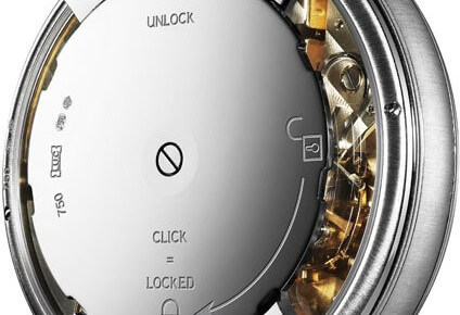 Une simple rotation d’un quart de tour du fond du brancard suffit pour passer de la montre-bracelet à la montre de poche © Chopard