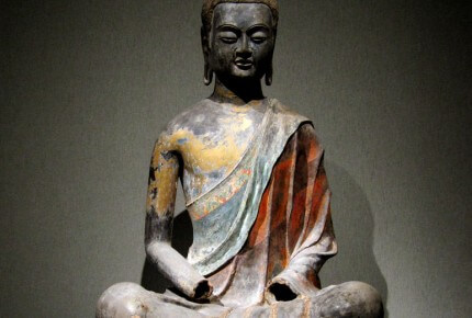 Bouddha assis laqué, dynastie Tang, Chine. vers 650. Laque contenant des traces de pigments dorés et polychromes © Xuan Rosemaninovich