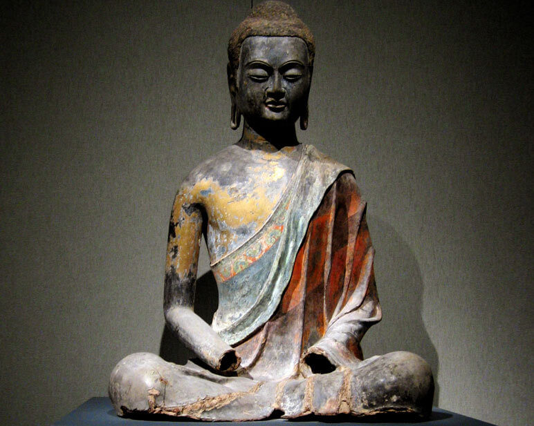 Bouddha assis laqué, dynastie Tang, Chine. vers 650. Laque contenant des traces de pigments dorés et polychromes © Xuan Rosemaninovich