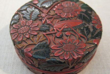 Circular Box with Chrysanthemums and a Praying Mantis. Ming dynasty, 16th century, China. Carved polychrome lacquer © unforth