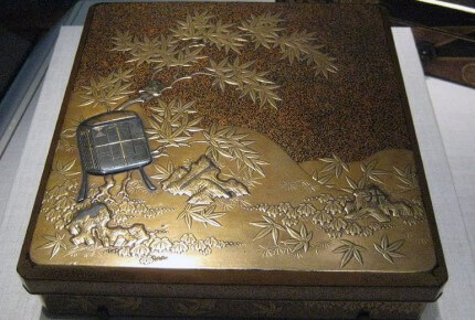 Boîte à bâtons d'encre (Suzuribako) décorée d'une scène des Contes d'Ise (Ise monogatari). Période Edo, 17e siècle, Japon. Laque sur bois incrustée dor et d'argent © unforth