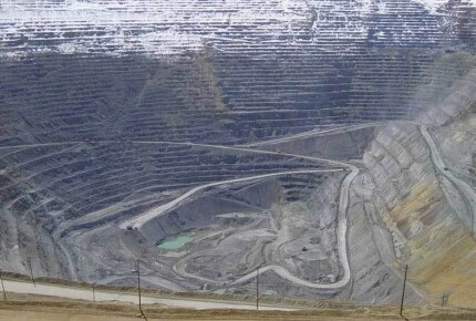 La mine Bingham Canyon dans l’Utah, la plus grande au monde jamais creusée par l’homme, produit quotidiennement 1’400 onces de métal jaune par jour (43,4 kg) © DR
