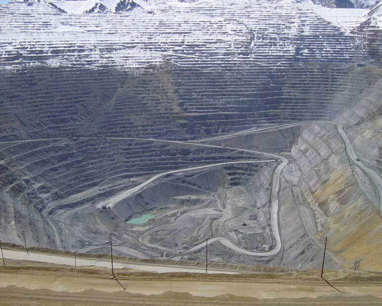 Bingham Canyon in Utah, the world's largest man-made excavation which yields 1,400 ounces (43.4 kg) of gold a day © DR