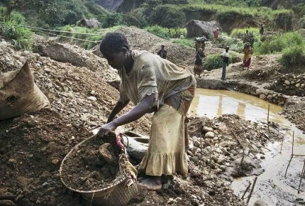 Eastern Congo, thousands of miners work here in muddy pits, extracting sand, mud and rocks in the search for gold © Tineke D'haese/Oxfam Solidarité