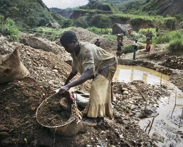 Est du Congo, des milliers de mineurs travaillent dans des fosses boueuses, l'extraction de sable, de boue et de roches à la recherche d'or © Tineke D'haese/Oxfam Solidarité