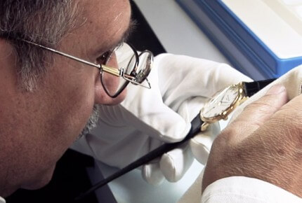 The last visual inspection before the watch is returned to its owner © Paloma Recio
