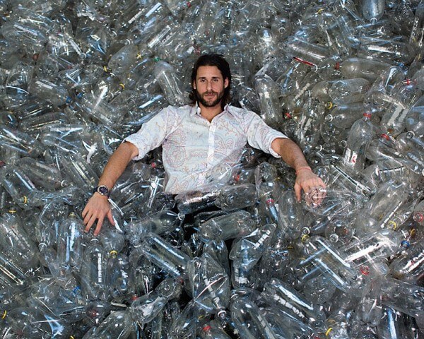 David de Rothschild se distingue par le choix de son embarcation, entièrement fabriquée pour l’occasion à partir de bouteilles en plastique © Adventure Ecology 2010
