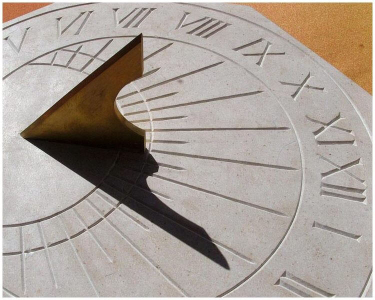 This is a horizontal sundial made of stone with a brass gnomon © Timm Delfs