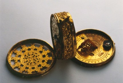 Montre pendentif en laiton doré, à une aiguille et couvercle de protection ajouré, Augsbourg, vers 1550, collection du Musée d'Horlogerie du Locle, Suisse