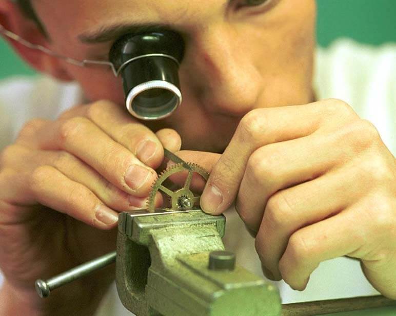 Repairing watches and clocks requires specific skills © CPIH