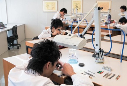 The vast majority of graduates of the Tokyo Watch Technicum find work in after-sales service © TWT