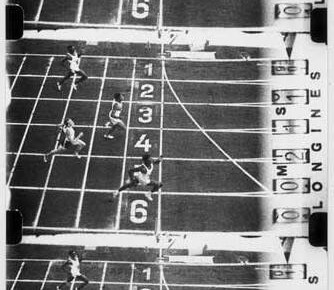 En 1952, Longines introduit le Photogines combinant un chronomètre et des caméras tridimensionnelles qui photographiaient les athlètes au moment où ils franchissaient la ligne d'arrivée © Longines