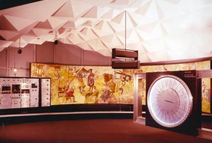 L'horloge universelle (ainsi que l'étalon moléculaire et l'horloge à quartz) dans la section horlogère © MIH