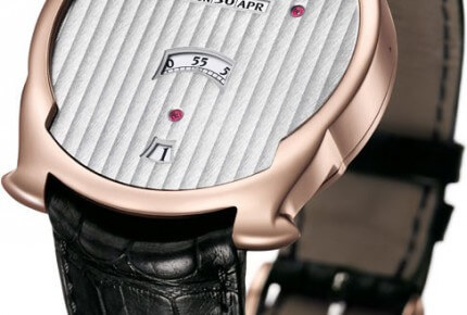 Digitale watch jumping hours and minutes, instant linear digital calendar showing the day, date and month © De Bethune