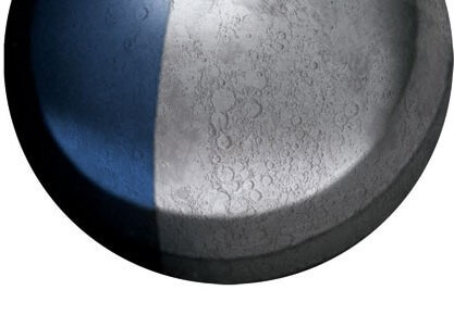 This original indication of the phases of the moon is represented by a sphere in platinum and blued steel © De Bethune