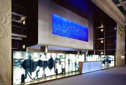 Vue sur l'aquarium géant du stand Breitling © Breitling
