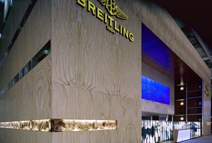Structure extérieure du stand Breitling recouverte de pietra dorata © Breitling