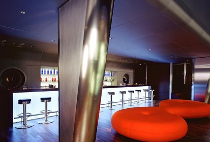 Intérieur du stand Breitling avec structure portante en acier et bar lumineux © Breitling