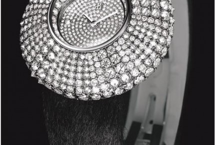 L’Ouni Notte Bianca de Bertolucci en or blanc 18 ct, sertie de 310 diamants pour un total de 8,90 carats et 28 autres diamants au dos, sur un bracelet en peau d’agneau.