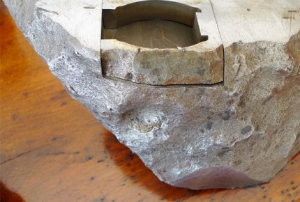 Le bloc de météorite est découpé en tranches d’une épaisseur déterminée par la forme du boîtier © Antoine Preziuso