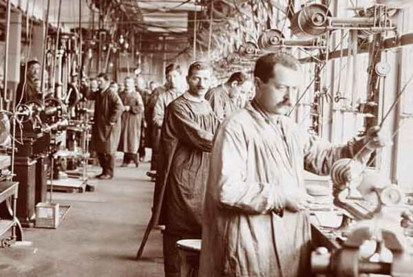 Atelier de fabrication d'ébauches au début du 20e siècle © ETA