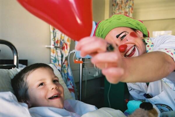 Theodora Children's Trust puts a smile back on children's faces during prolonged hospital stays © Fondation Théodora