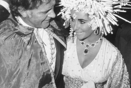 Richard Burton and Elizabeth Taylor in 1967 at a masked ball for ''Save Venice'' © Globe Photos