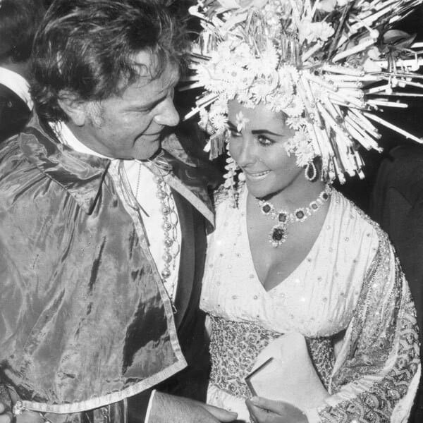 Richard Burton and Elizabeth Taylor in 1967 at a masked ball for ''Save Venice'' © Globe Photos