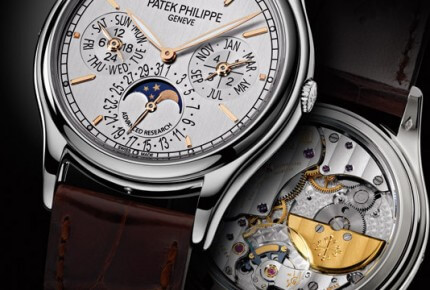 The Patek Philippe Advanced Research Perpetual Calendar Ref. 5550P incorporates the Oscillomax®. It provides central hours and minutes, day and 24-hour display at 9 o'clock, month and leap year at 3 o'clock, date by a hand and moon phases in an aperture