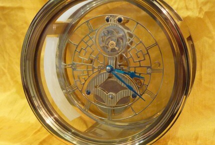 Horloge de table ronde ajourée de Yantai Polaris avec tourbillon à 12 heures © Martin Foster