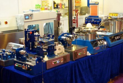 Le matériel du fabricant Winfred Industry Company (Hong Kong) pour l’entretien et les tests de résistance des composants de montres et d’horloges © Martin Foster