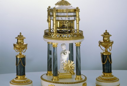 Pendule à double cadran tournant Le temple de l’Amour et ses flambeaux brûle-parfum. Paris ?, vers 1780 © MAH, photo : M. Aeschimann