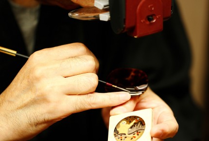 Maître Minori Koizumi est en train d’appliquer la poudre d’or sur le cadran du modèle Chopard Urushi « Year of the Monkey ».