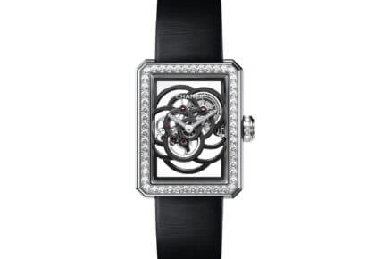 Chanel Première Squelette Camélia, boîtier en or blanc serti de diamants, 37 x 28,5 mm, fond saphir, mouvement manuel Calibre 2, bracelet satin.