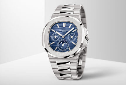 After the chronograph, the travel time and the annual calendar, Patek Philippe has added a Perpetual Calendar ref. 5740/1G-001 to the Nautilus collection.