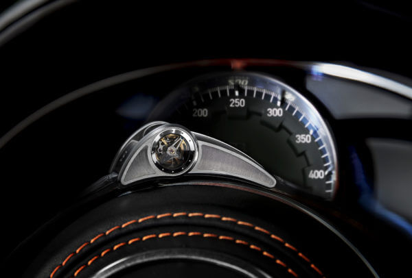Spécialement développé pour cette montre hors norme, aussi exceptionnel que le W16 quadri-turbo et les 1 500 chevaux de la Chiron, le calibre Parmigiani Fleurier PF390 tient dans un cylindre développant 80 heures de réserve de marche grâce à deux barillets montés en série.