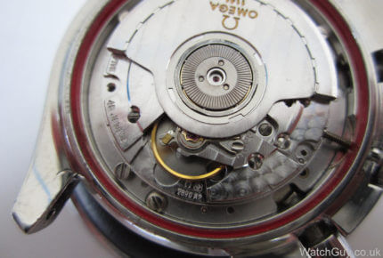 Le calibre 1120 d’Omega comprend le module chronographe Dubois Dépraz