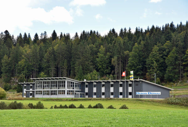 Construite en 2002, l’usine de La Combe, à l’entrée du Lieu, est dédiée à la production des composants, hormis les pièces de décolletage – pignons et roues – réalisées à Arch, dans le canton de Berne.