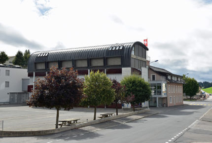 The company expanded on its original site in Le Lieu until 2002. This is where the assembly workshops, technical labs and commissioned projects office are.