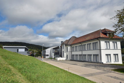 Acquis en 2015, les bâtiments des Charbonnières ont été entièrement transformés pour accueillir les départements Décoration, Préassemblage et Traitement de surface.