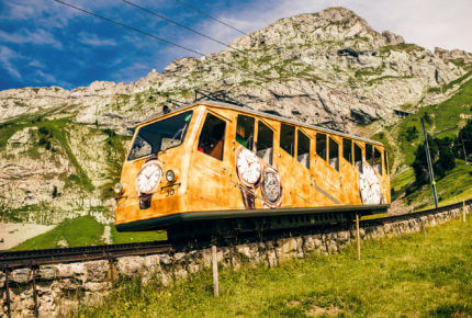 Le « Train d’or » de Carl F. Bucherer en chemin vers le Mont Pilate dans les Alpes - PPRManuel Lopez