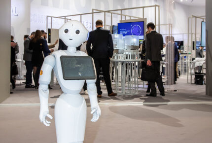 Le robot Pepper accueille les visiteurs à l'entrée du LAB © Raphael Faux