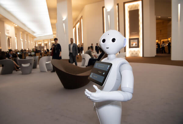 Le robot Pepper accueille les visiteurs à l'entrée du LAB © Raphael Faux
