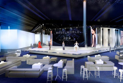Baptisée le « Show Plaza », cette scène accueille durant le Salon des défilés de mannequins présentant robes et bijoux.