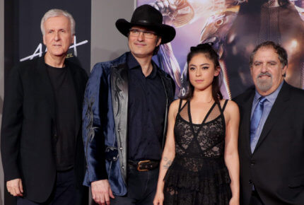 Les créateurs et la star d’« Alita: Battle Angel » (à partir de la gauche), James Cameron, Robert Rodriguez, Rosa Salazar et Jon Landau assistent à la première du film à Los Angeles.